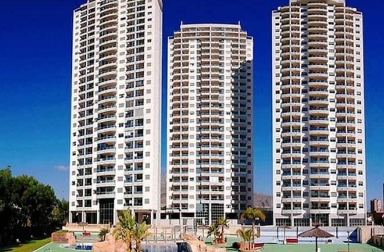 Apartamento situado en uno de los complejos residenciales más modernos y bien mantenidos. 