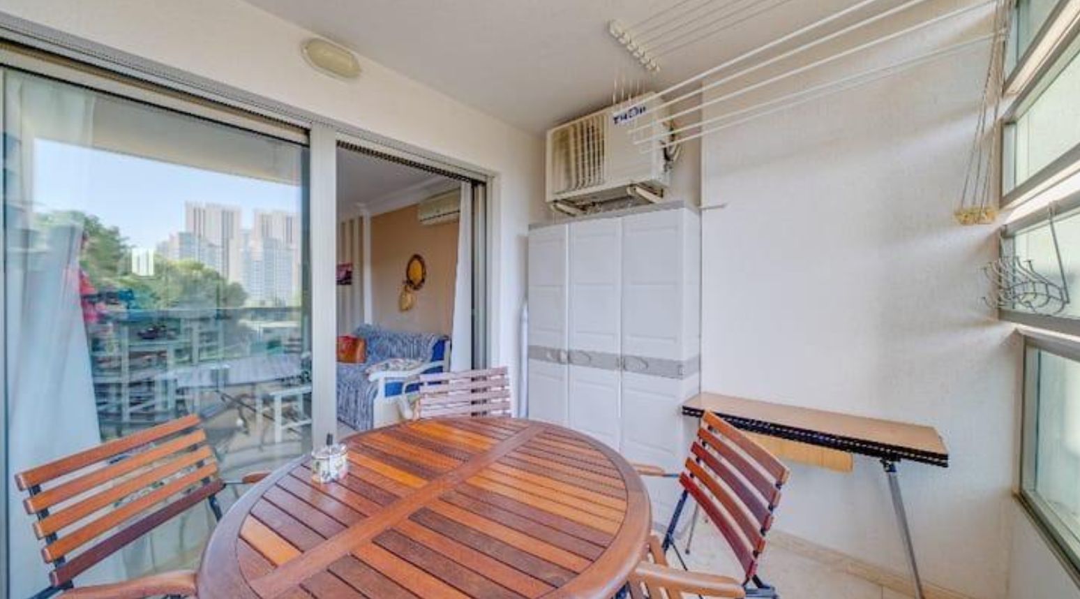Apartamento situado en uno de los complejos residenciales más modernos y bien mantenidos. 