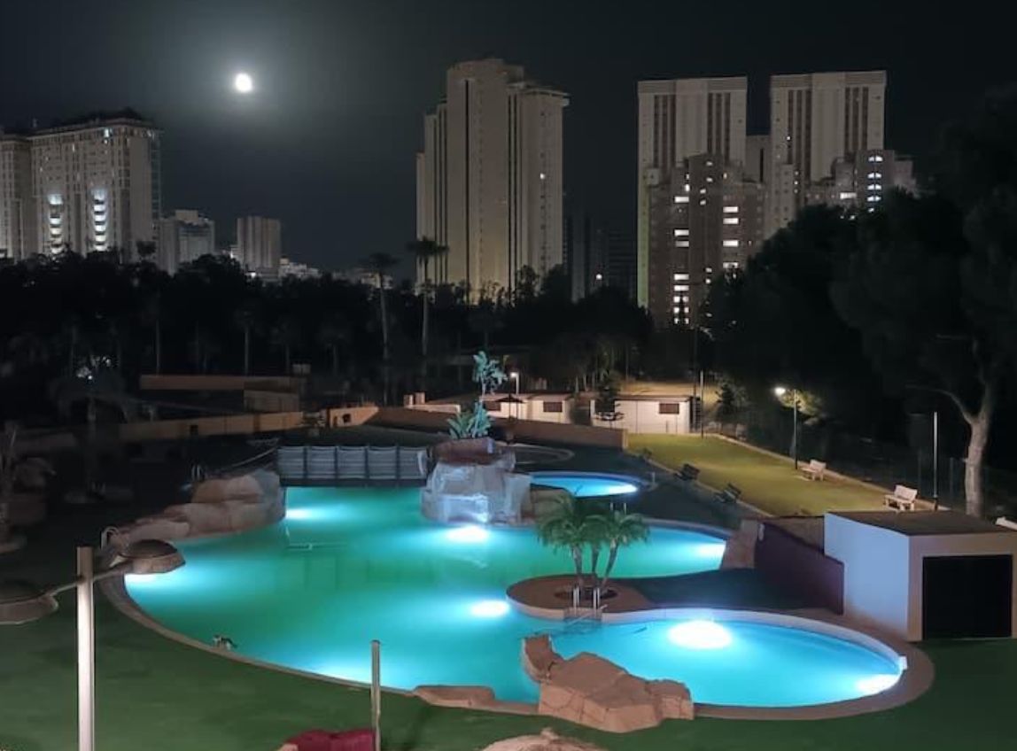 Apartamento situado en uno de los complejos residenciales más modernos y bien mantenidos. 