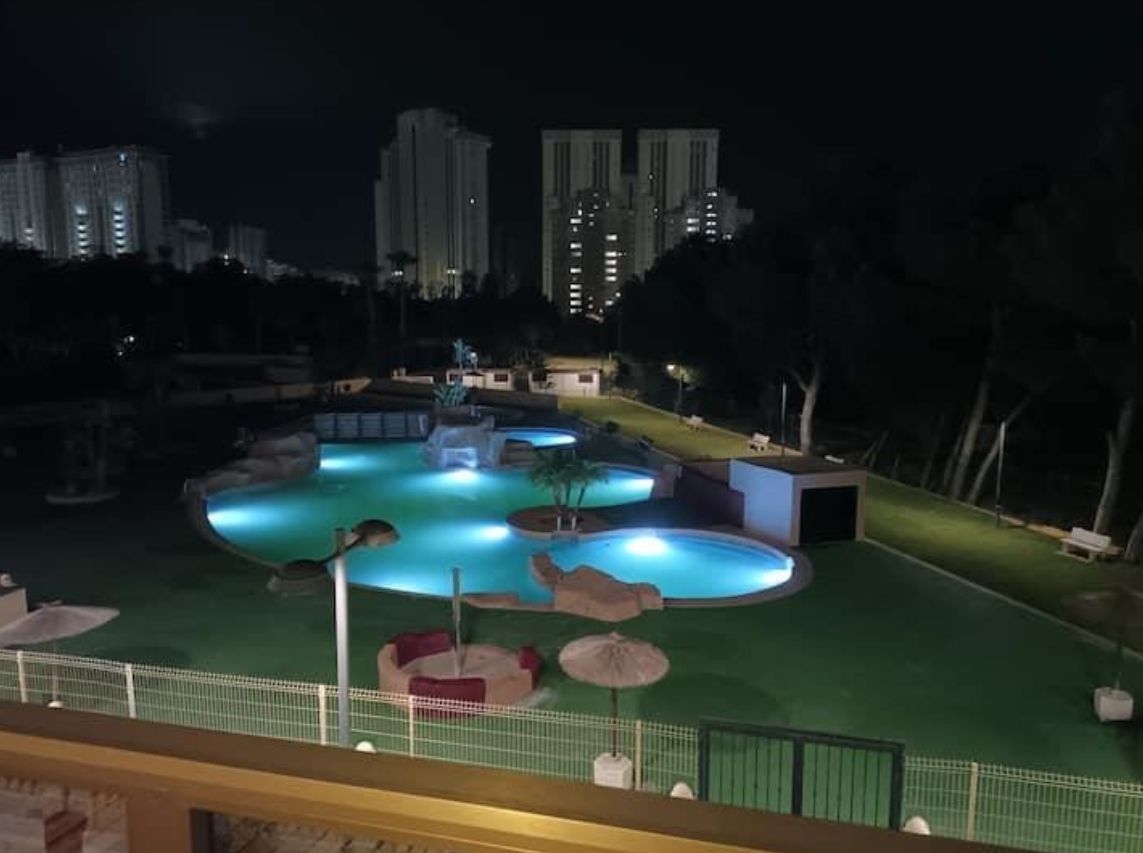 Apartamento situado en uno de los complejos residenciales más modernos y bien mantenidos. 