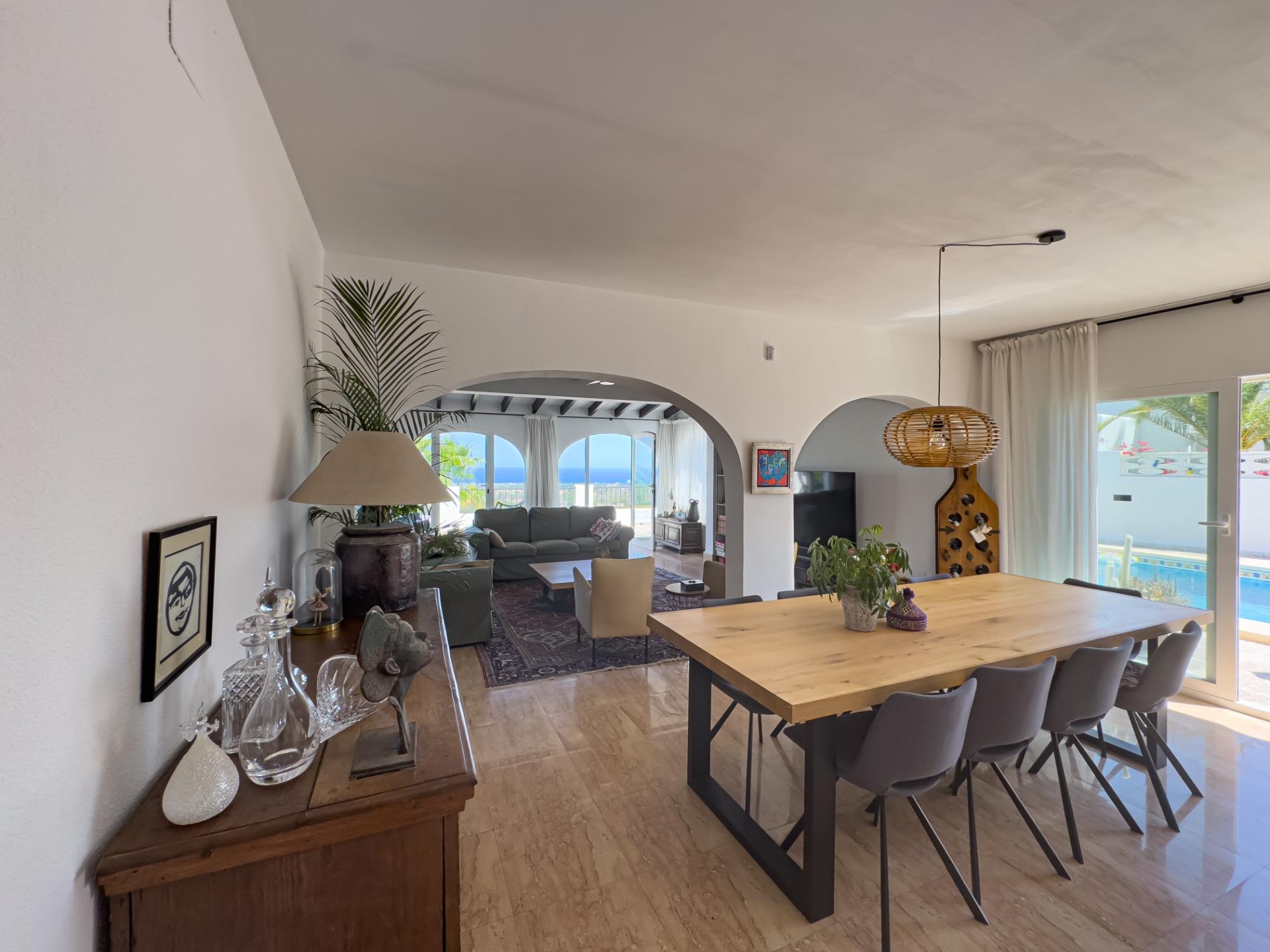 Villa con vistas panorámicas al mar en La Nucia.
