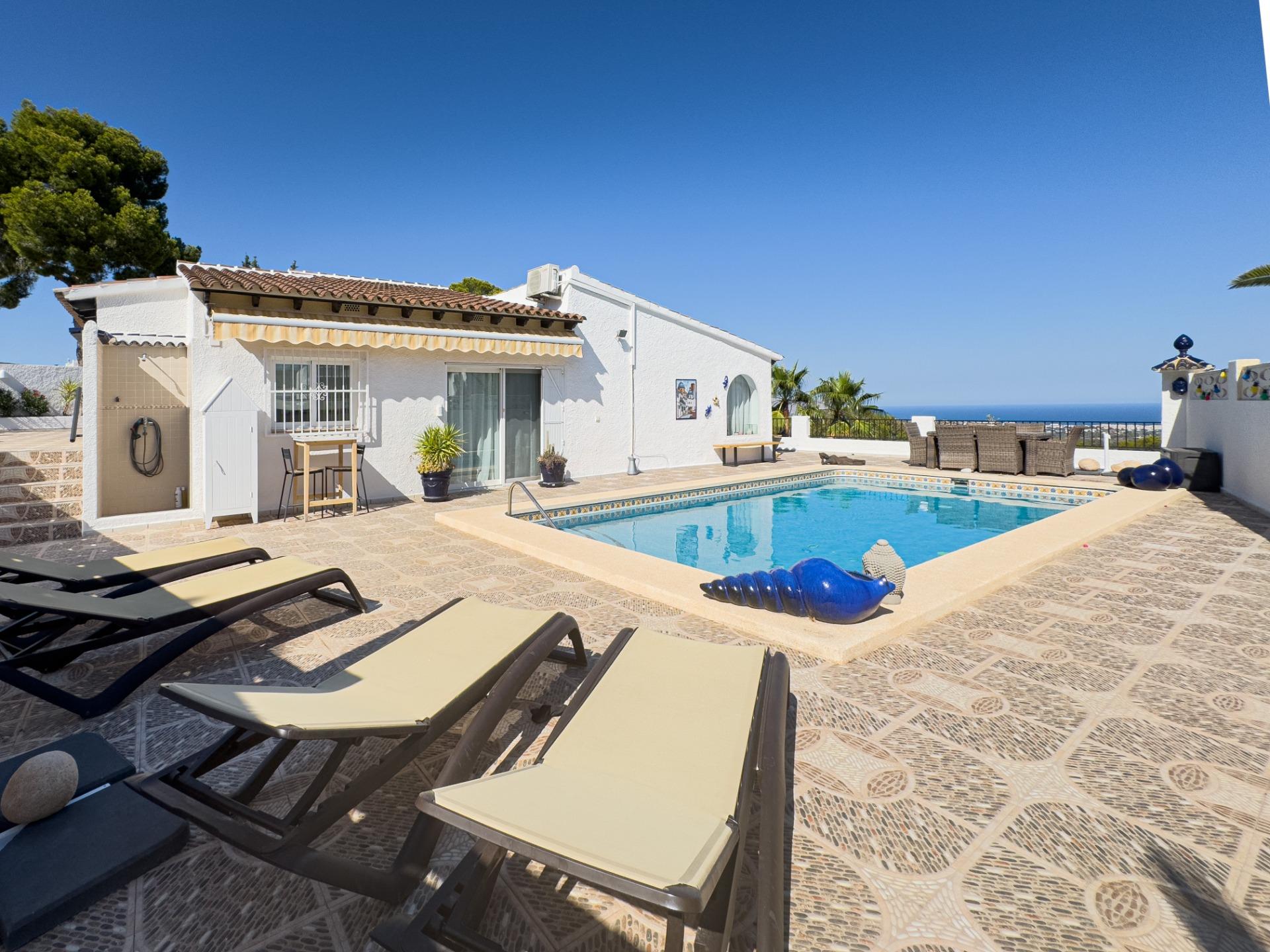 Villa con vistas panorámicas al mar en La Nucia.