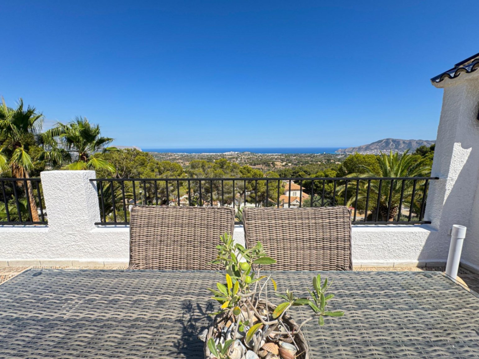 Villa con vistas panorámicas al mar en La Nucia.