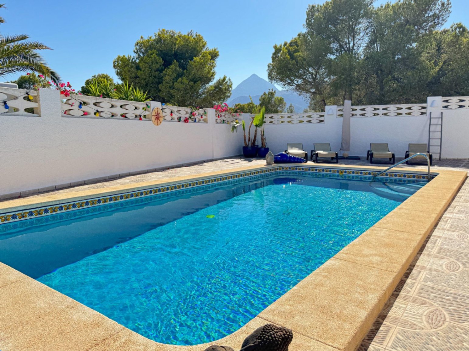 Villa con vistas panorámicas al mar en La Nucia.