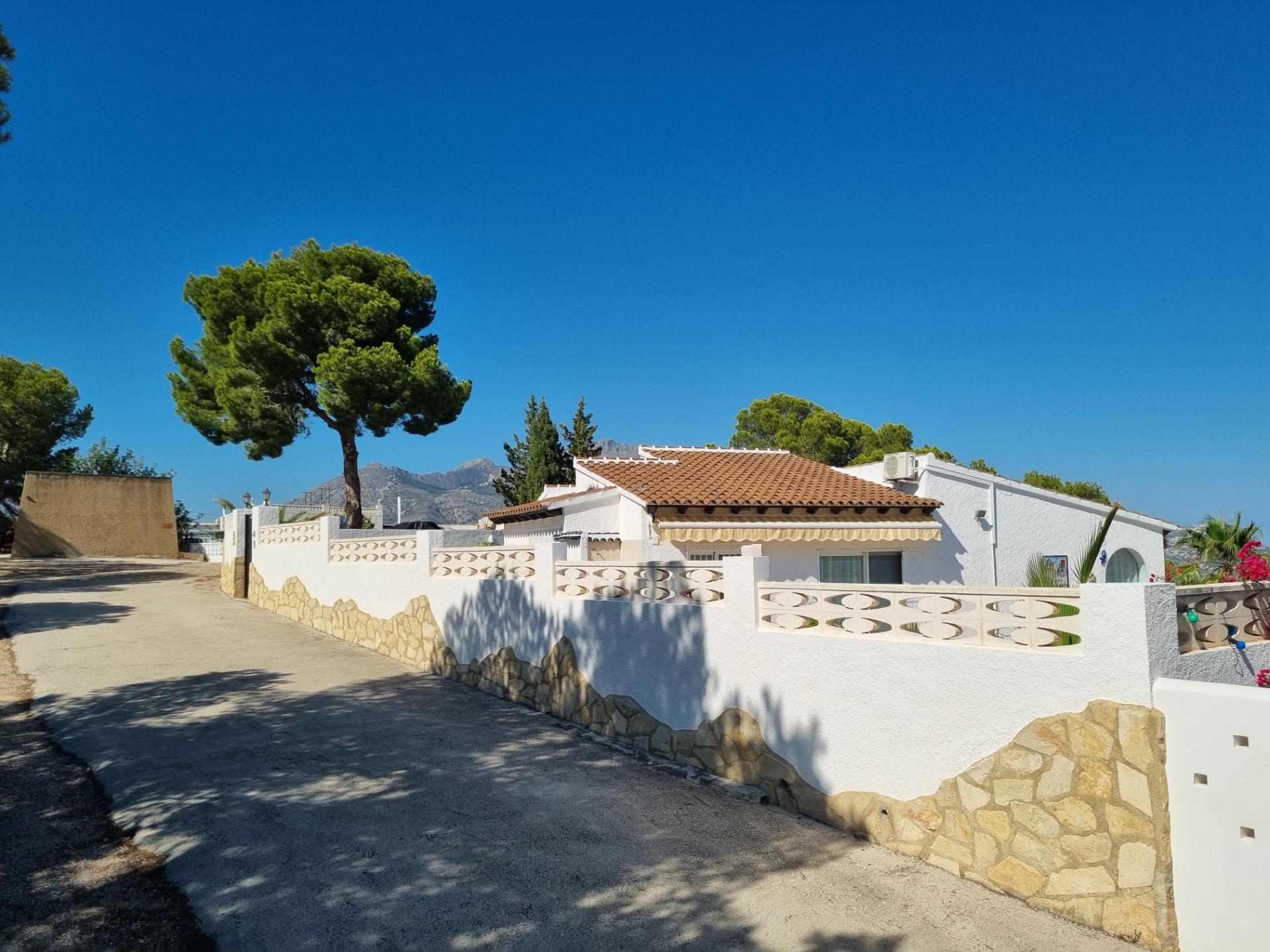 Villa con vistas panorámicas al mar en La Nucia.
