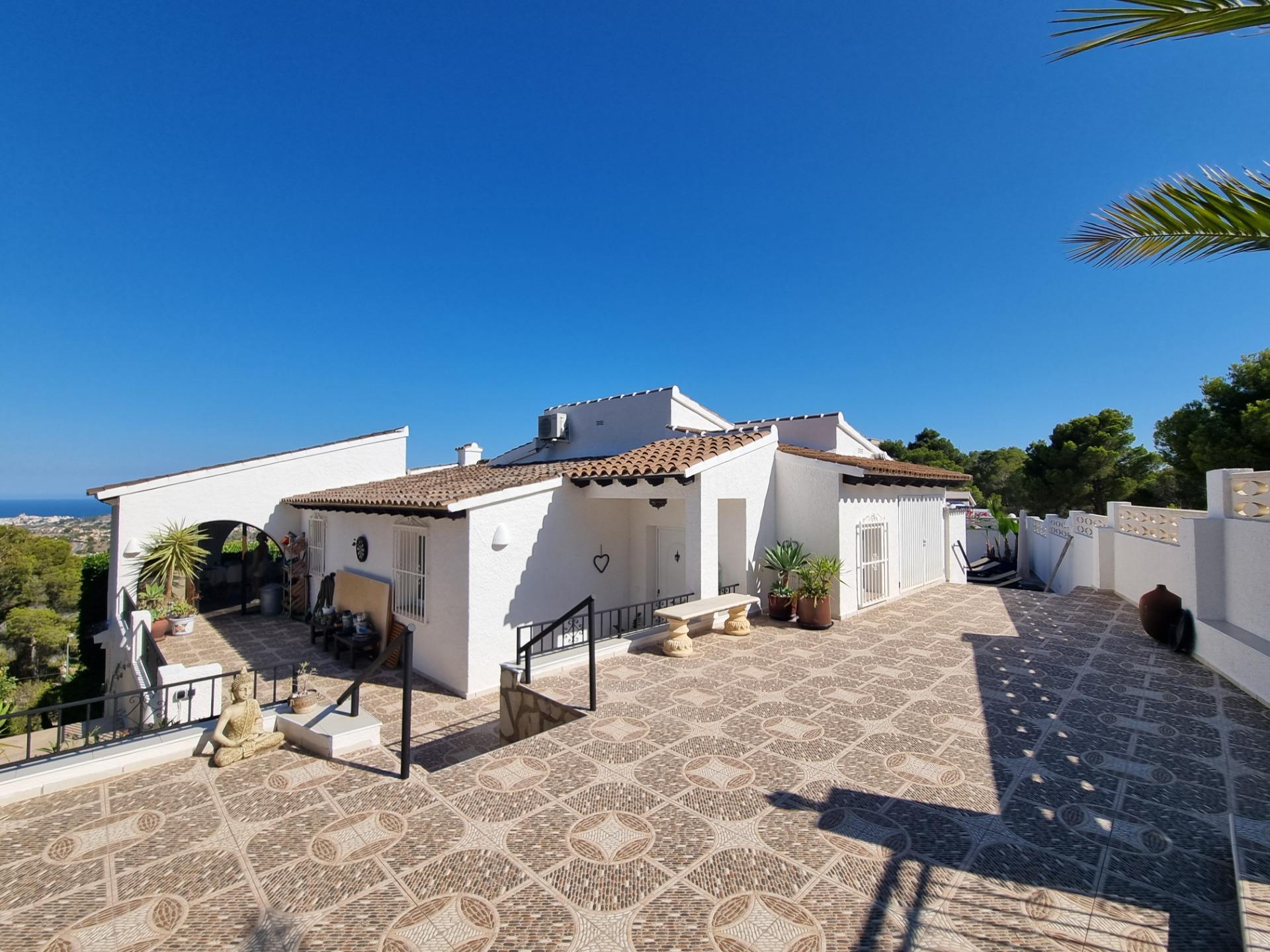 Villa con vistas panorámicas al mar en La Nucia.
