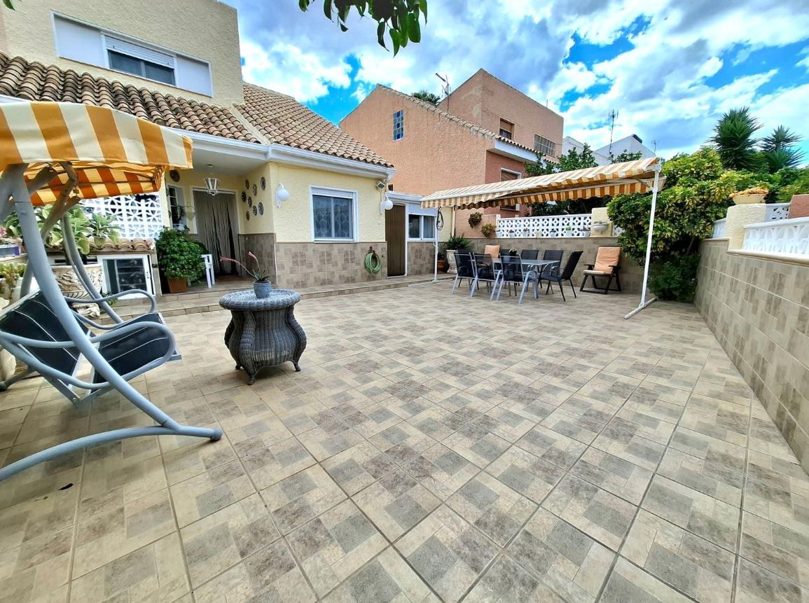 Villa para dos familias, situada en una de las zonas residenciales más cotizadas de La Nusia