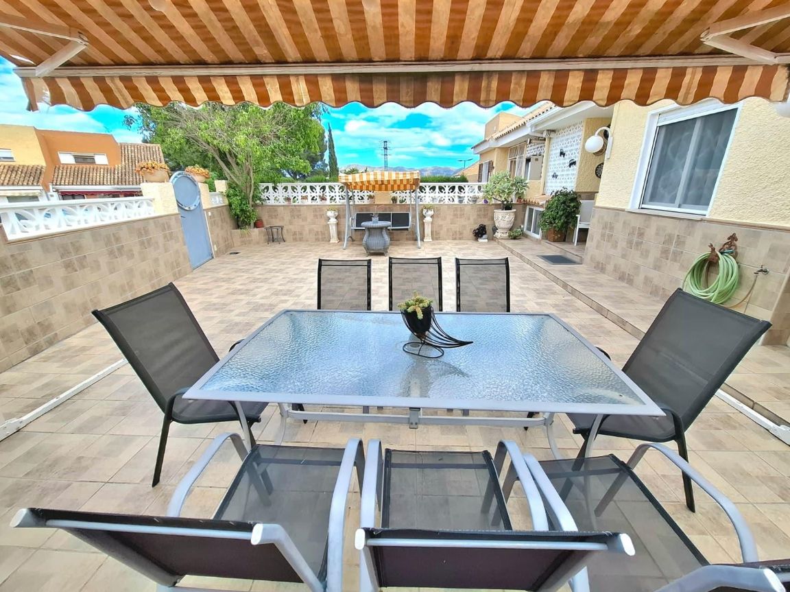 Villa para dos familias, situada en una de las zonas residenciales más cotizadas de La Nusia