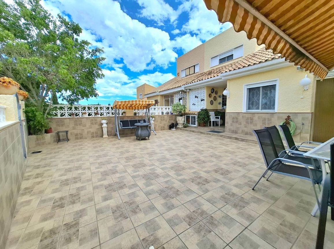 Villa para dos familias, situada en una de las zonas residenciales más cotizadas de La Nusia