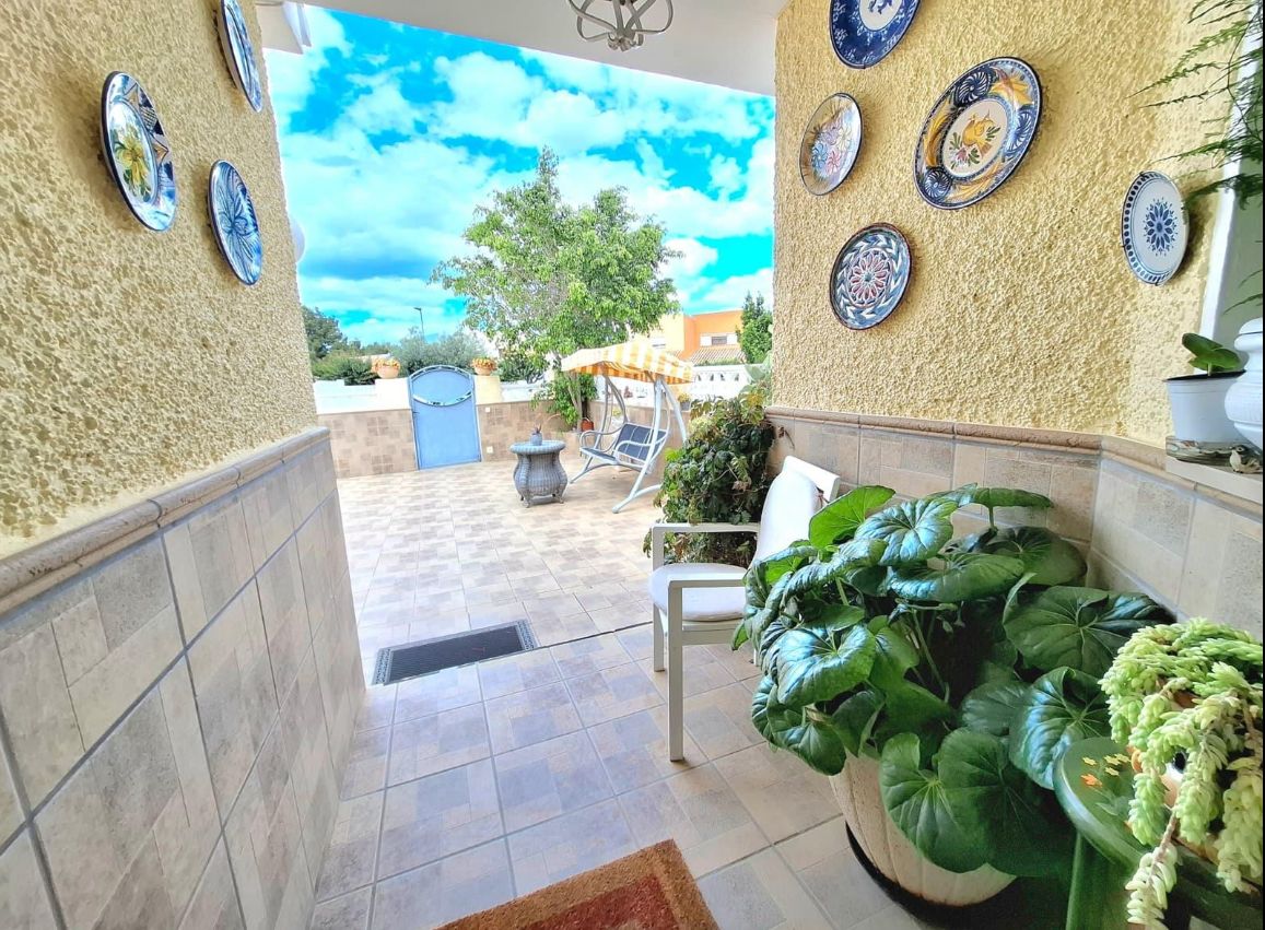 Villa para dos familias, situada en una de las zonas residenciales más cotizadas de La Nusia