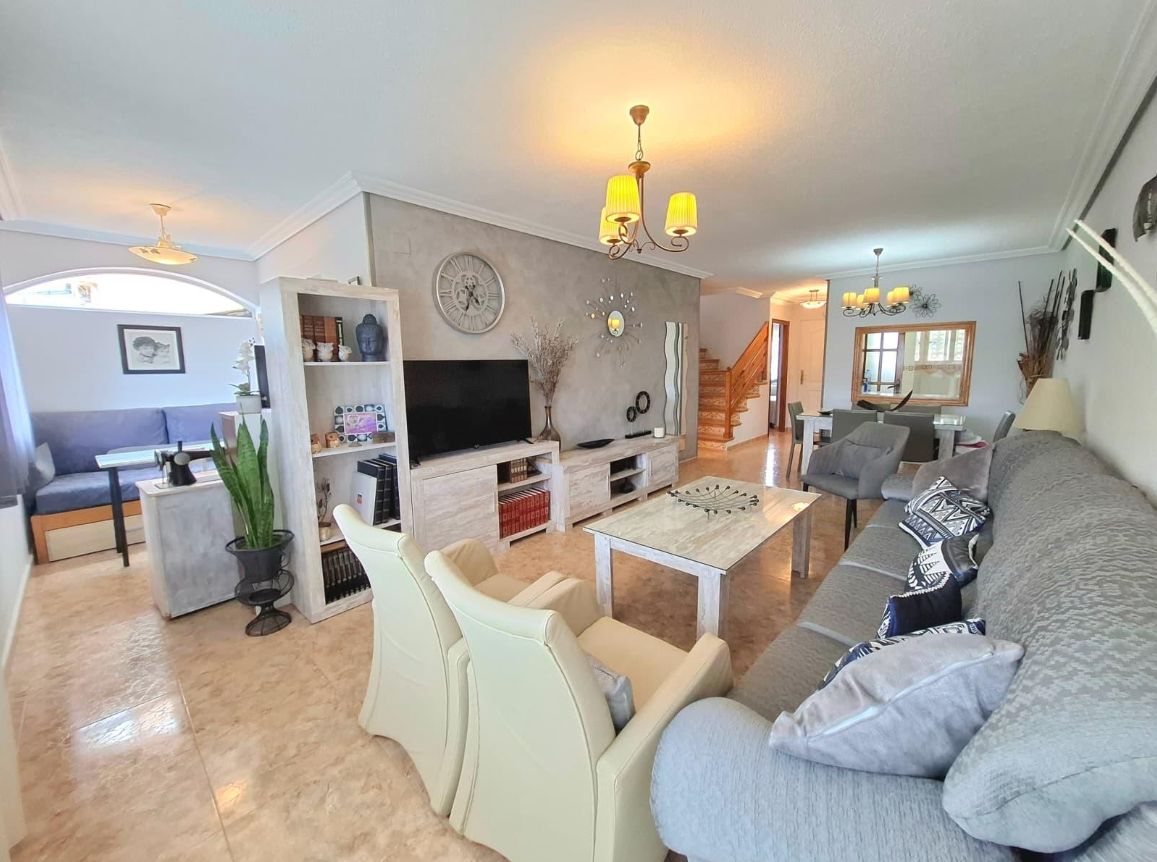 Villa para dos familias, situada en una de las zonas residenciales más cotizadas de La Nusia