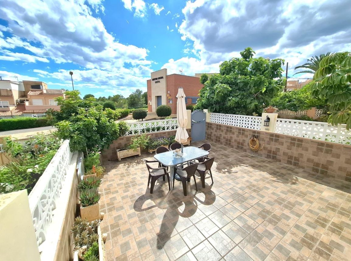 Villa para dos familias, situada en una de las zonas residenciales más cotizadas de La Nusia