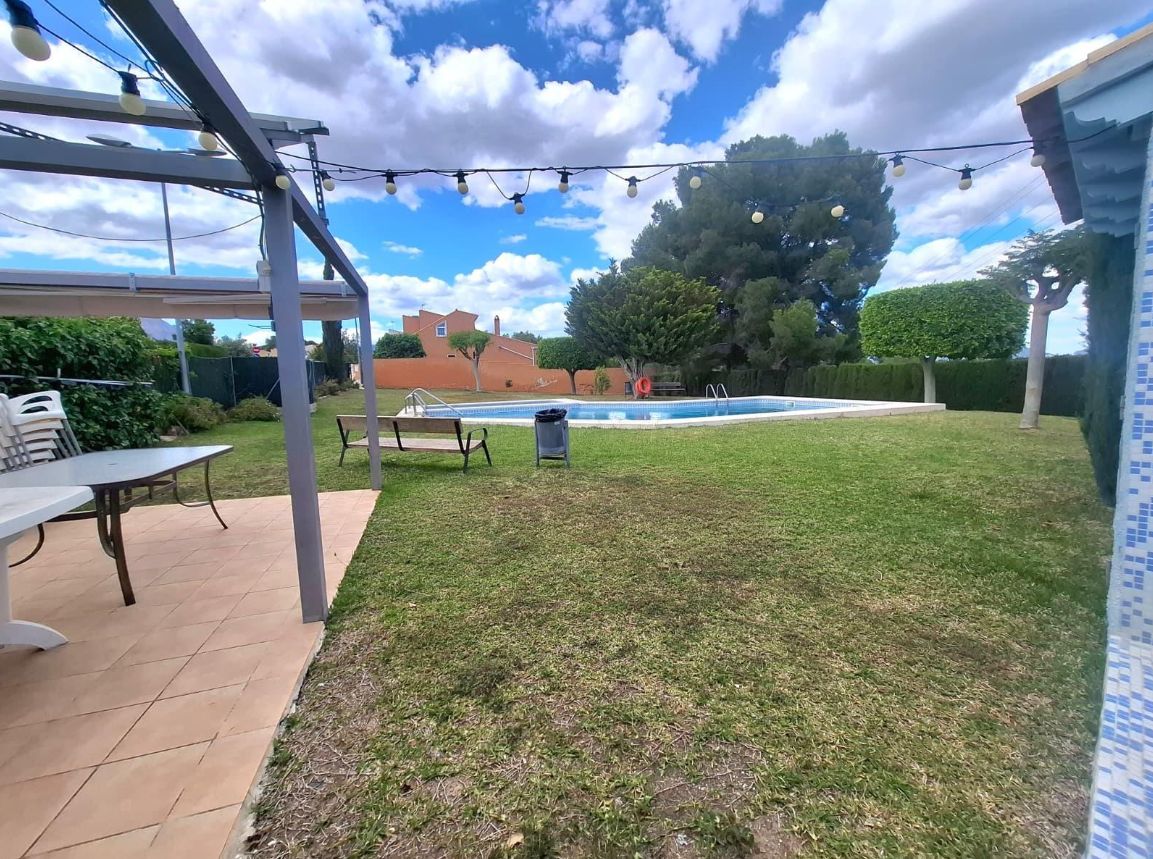 Villa para dos familias, situada en una de las zonas residenciales más cotizadas de La Nusia
