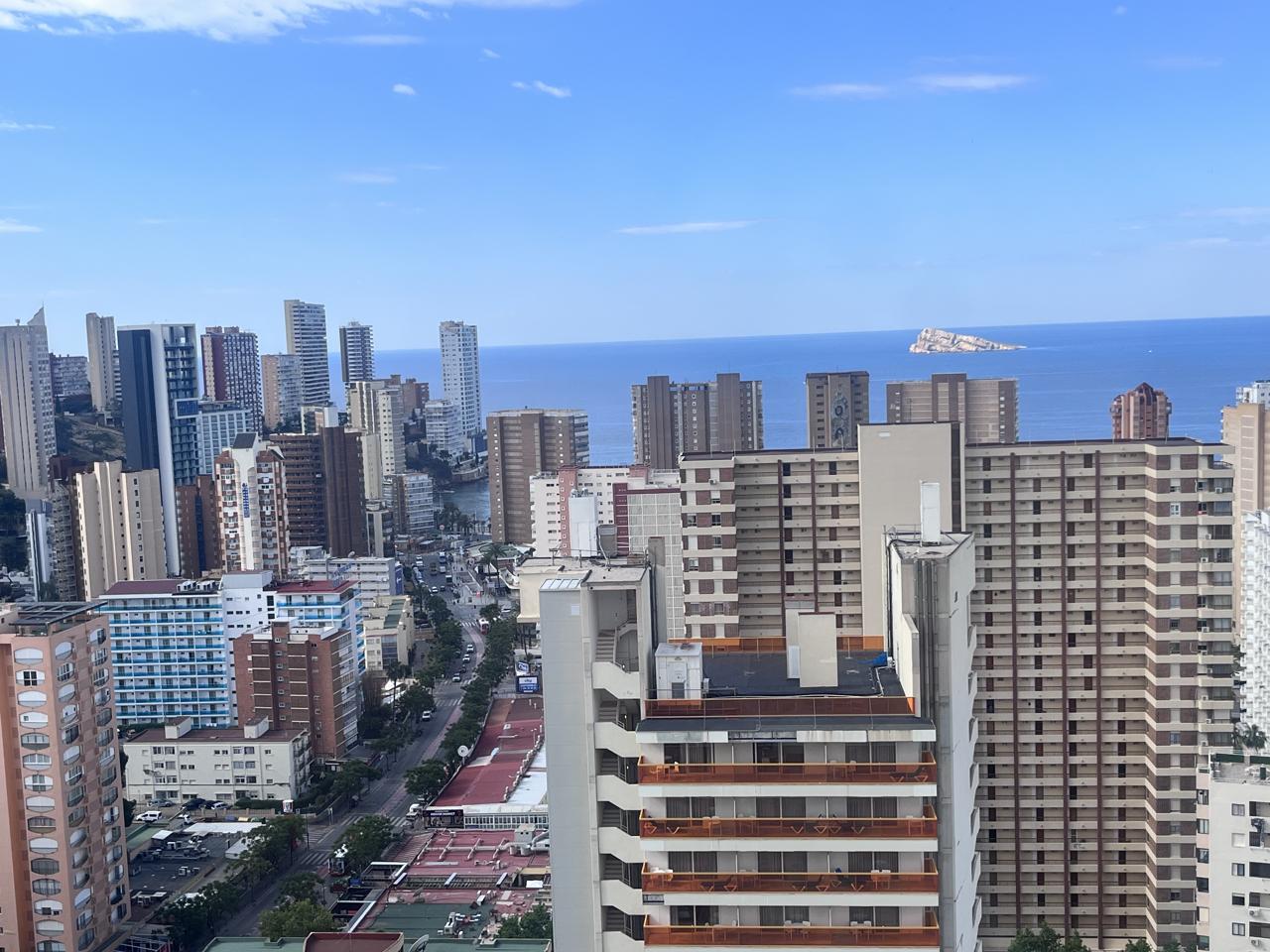 Piso dúplex exclusivo en venta en Benidorm con amplia terraza.