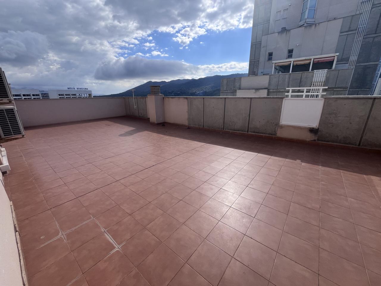 Piso dúplex exclusivo en venta en Benidorm con amplia terraza.