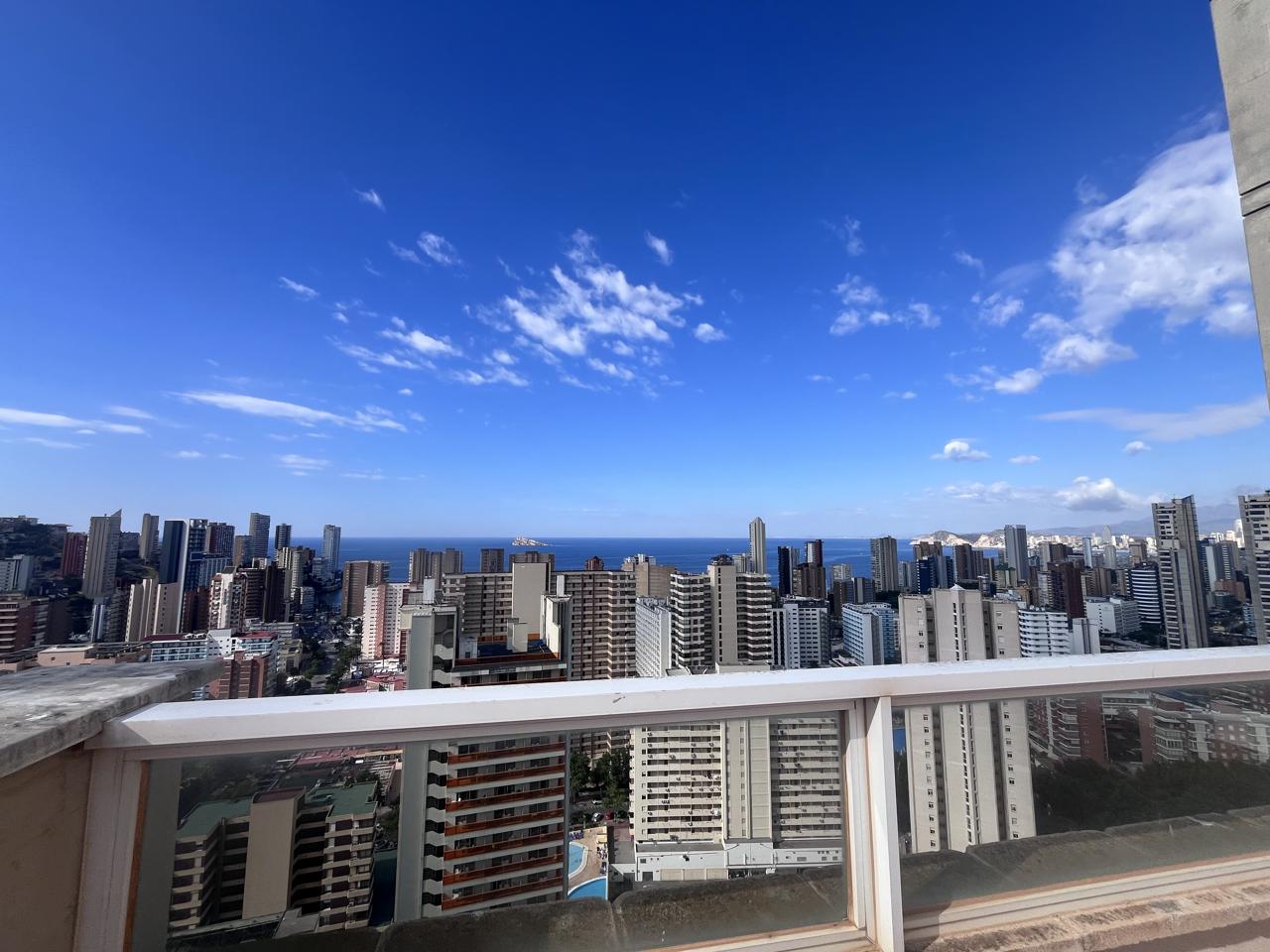 Piso dúplex exclusivo en venta en Benidorm con amplia terraza.