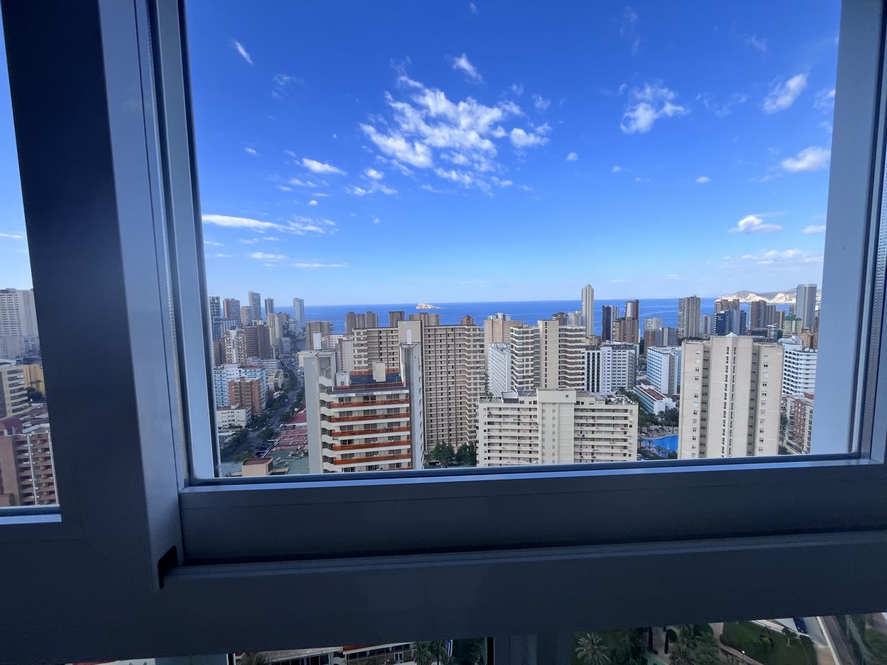 Piso dúplex exclusivo en venta en Benidorm con amplia terraza.