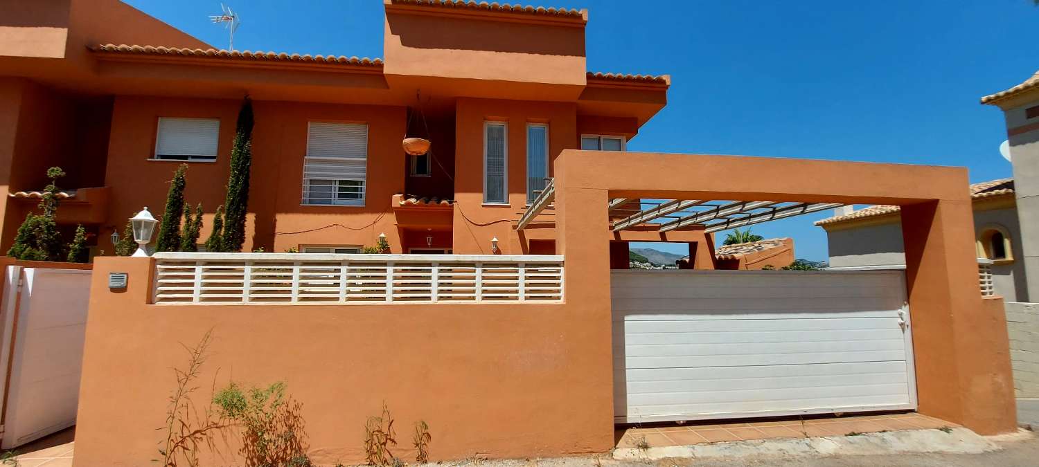 Villa de 4 dormitorios, sótano, piscina y muy cerca de todos los servicios en Calpe, Costa Blanca