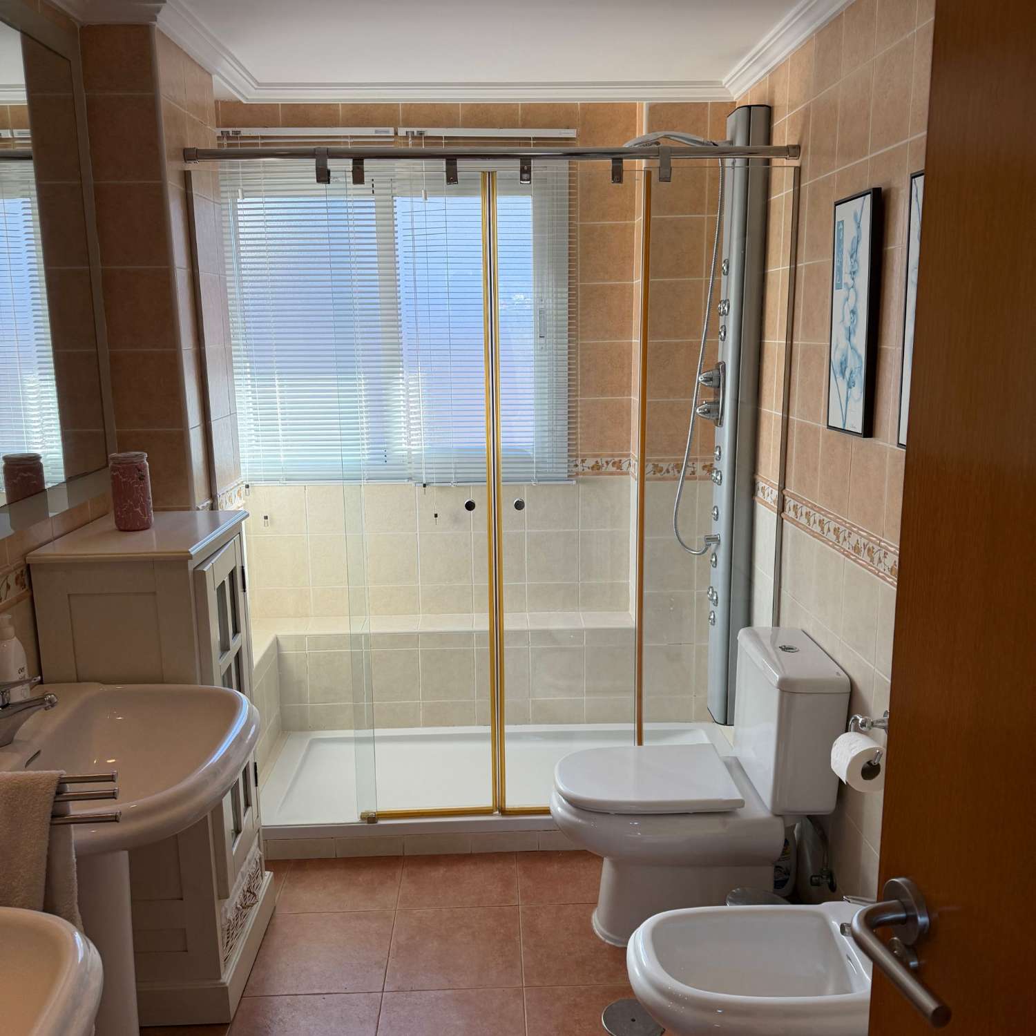 Villa de 4 dormitorios, sótano, piscina y muy cerca de todos los servicios en Calpe, Costa Blanca