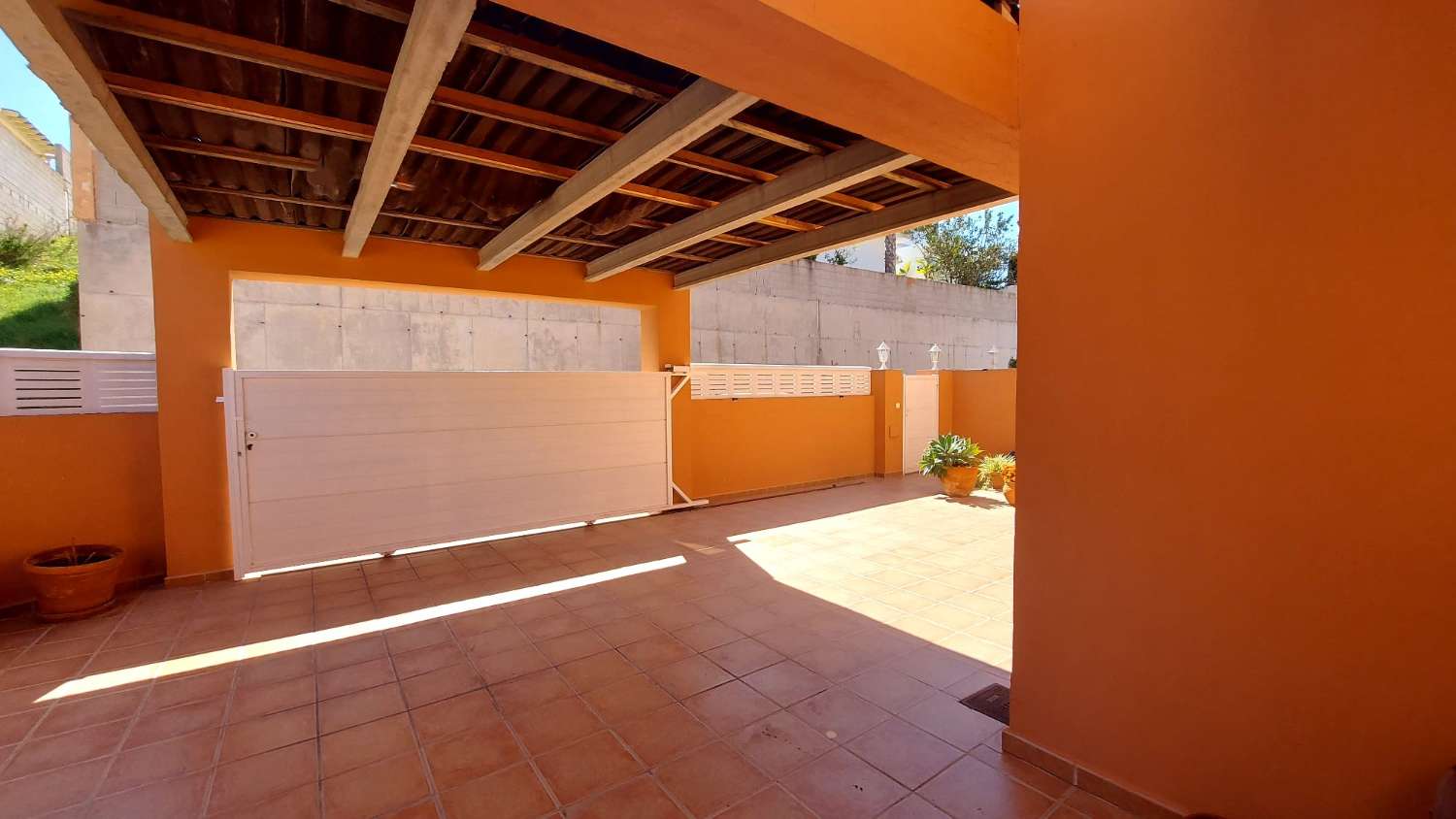 Villa de 4 dormitorios, sótano, piscina y muy cerca de todos los servicios en Calpe, Costa Blanca