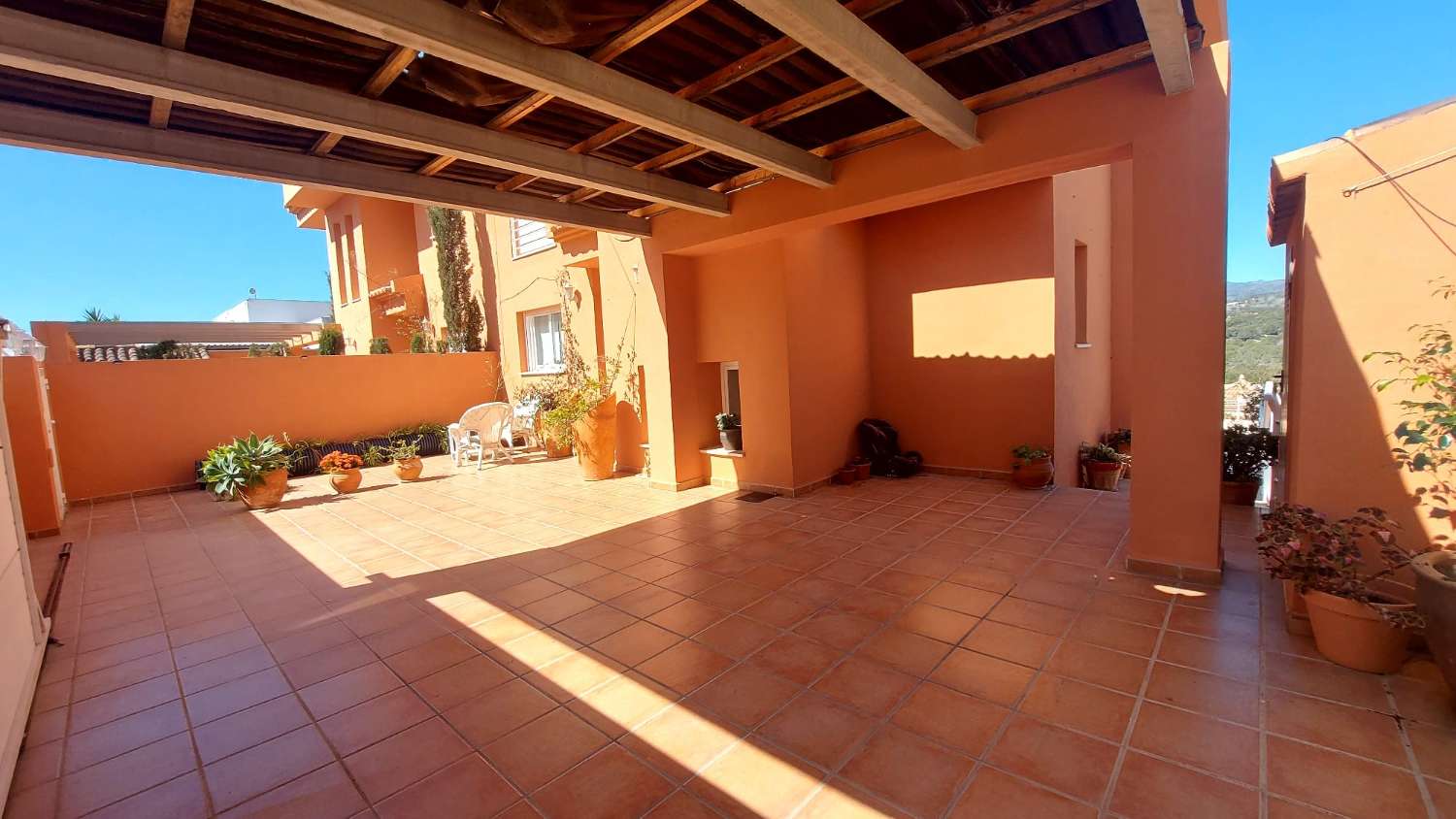 Villa de 4 dormitorios, sótano, piscina y muy cerca de todos los servicios en Calpe, Costa Blanca