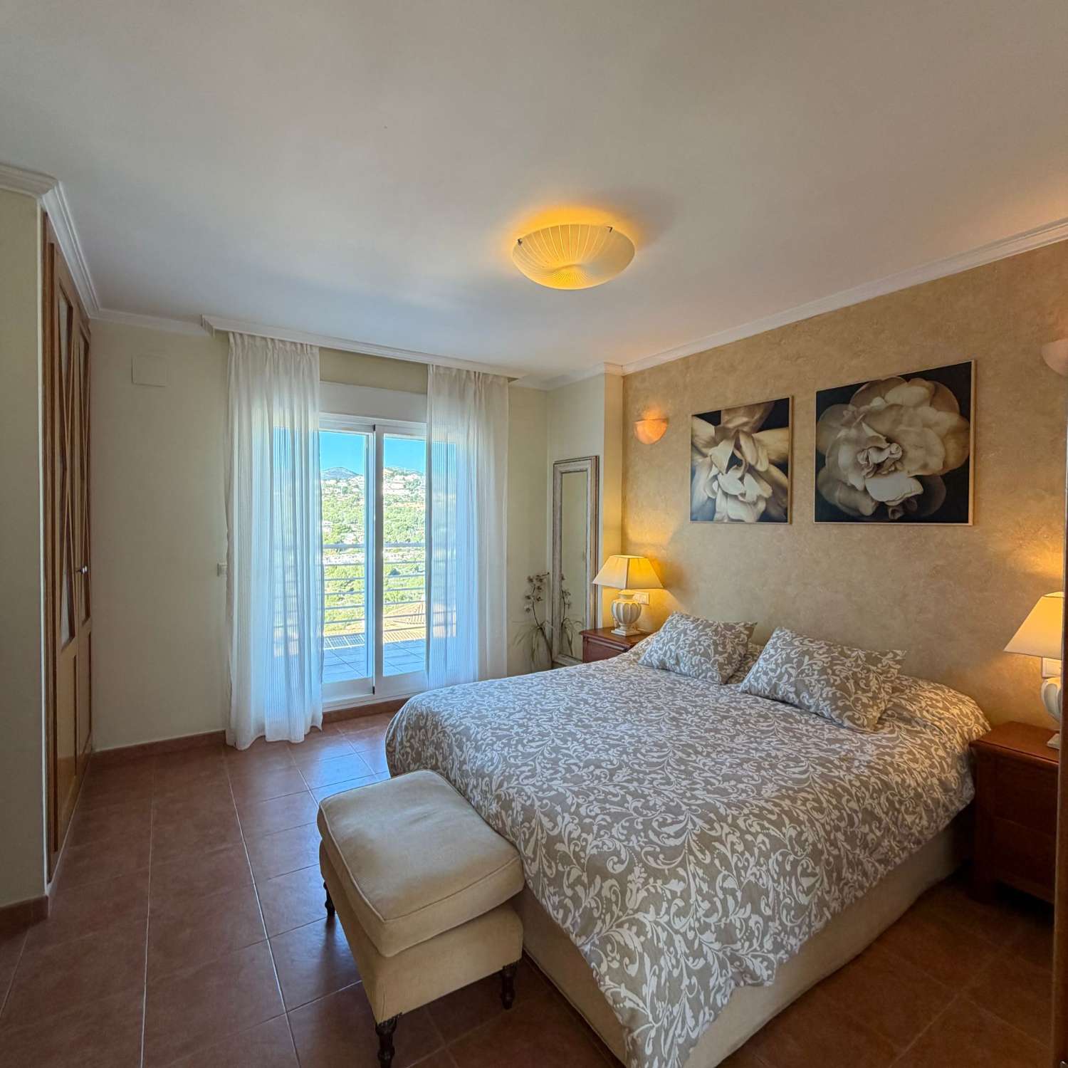 Villa de 4 dormitorios, sótano, piscina y muy cerca de todos los servicios en Calpe, Costa Blanca
