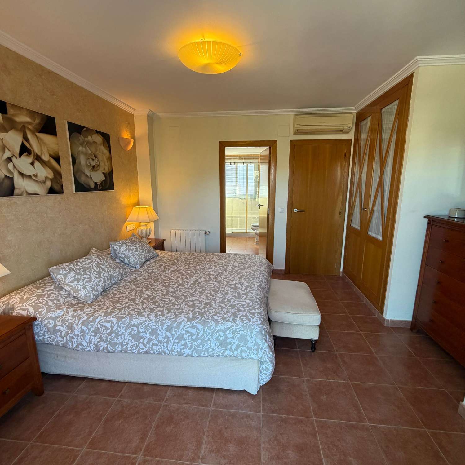 Villa de 4 dormitorios, sótano, piscina y muy cerca de todos los servicios en Calpe, Costa Blanca
