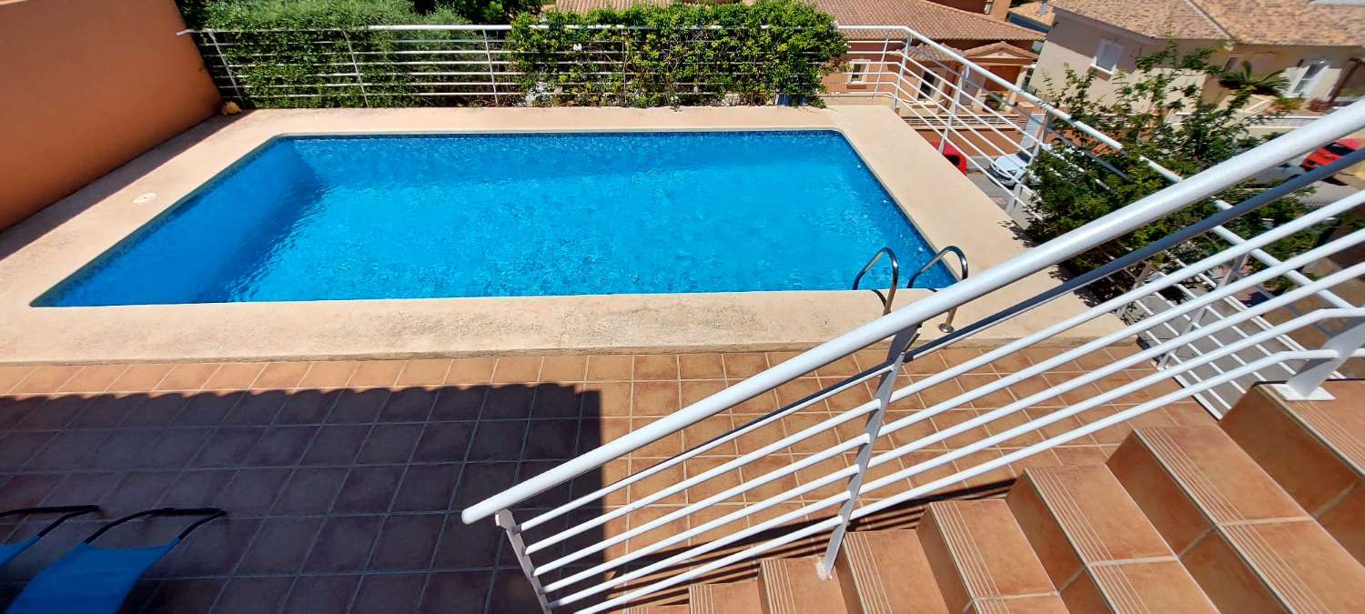Villa de 4 dormitorios, sótano, piscina y muy cerca de todos los servicios en Calpe, Costa Blanca