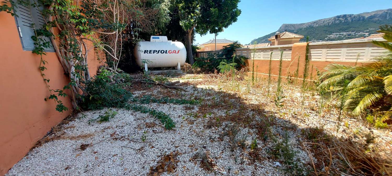 Villa de 4 dormitorios, sótano, piscina y muy cerca de todos los servicios en Calpe, Costa Blanca