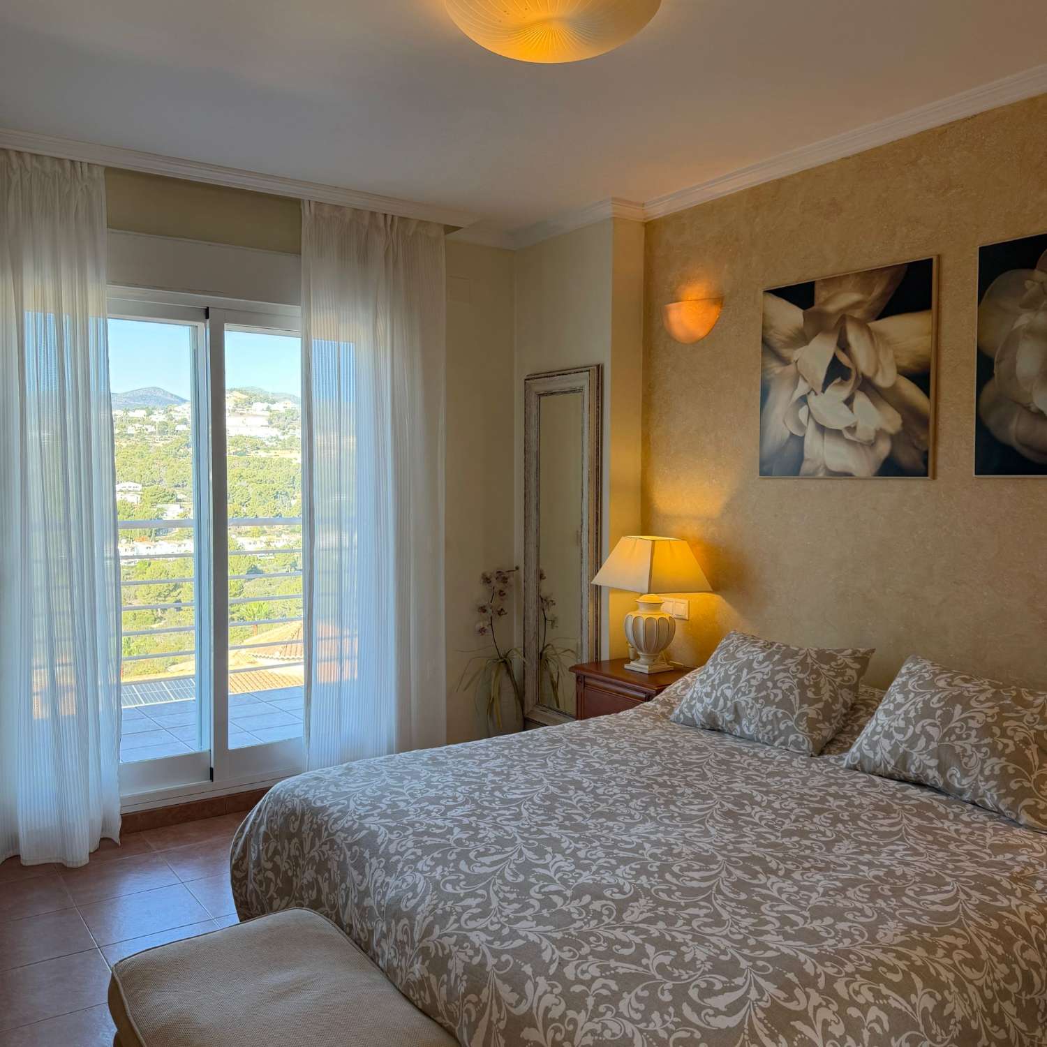 Villa de 4 dormitorios, sótano, piscina y muy cerca de todos los servicios en Calpe, Costa Blanca