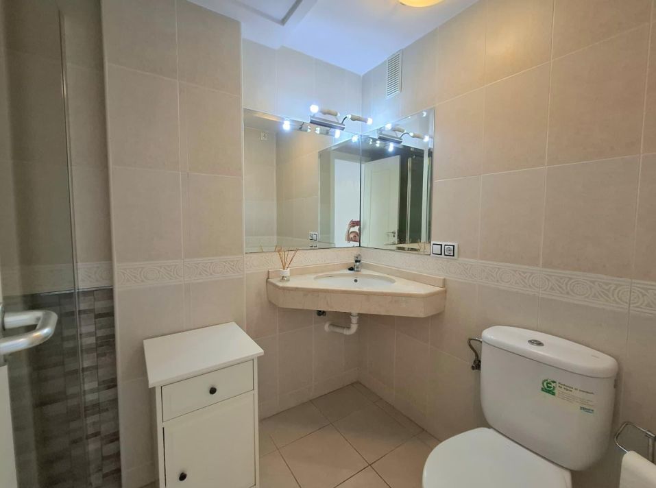 Ático de dos plantas con jacuzzi y una magnífica terraza solárium en Benidorm
