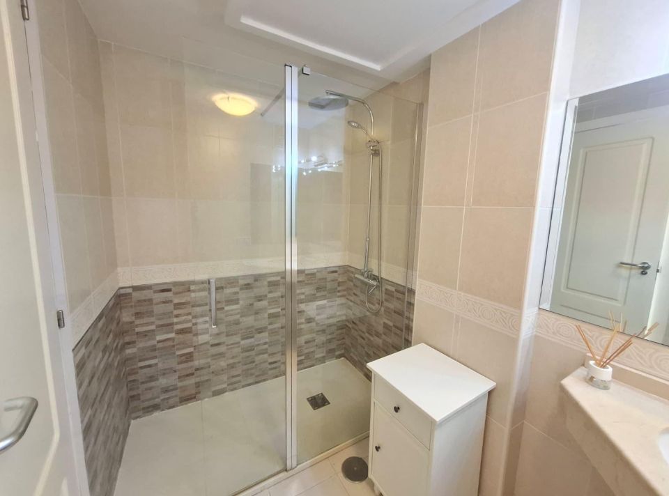 Ático de dos plantas con jacuzzi y una magnífica terraza solárium en Benidorm