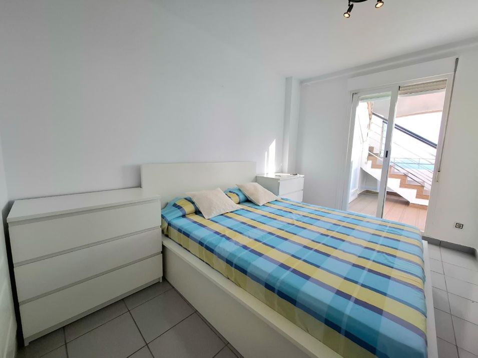 Ático de dos plantas con jacuzzi y una magnífica terraza solárium en Benidorm