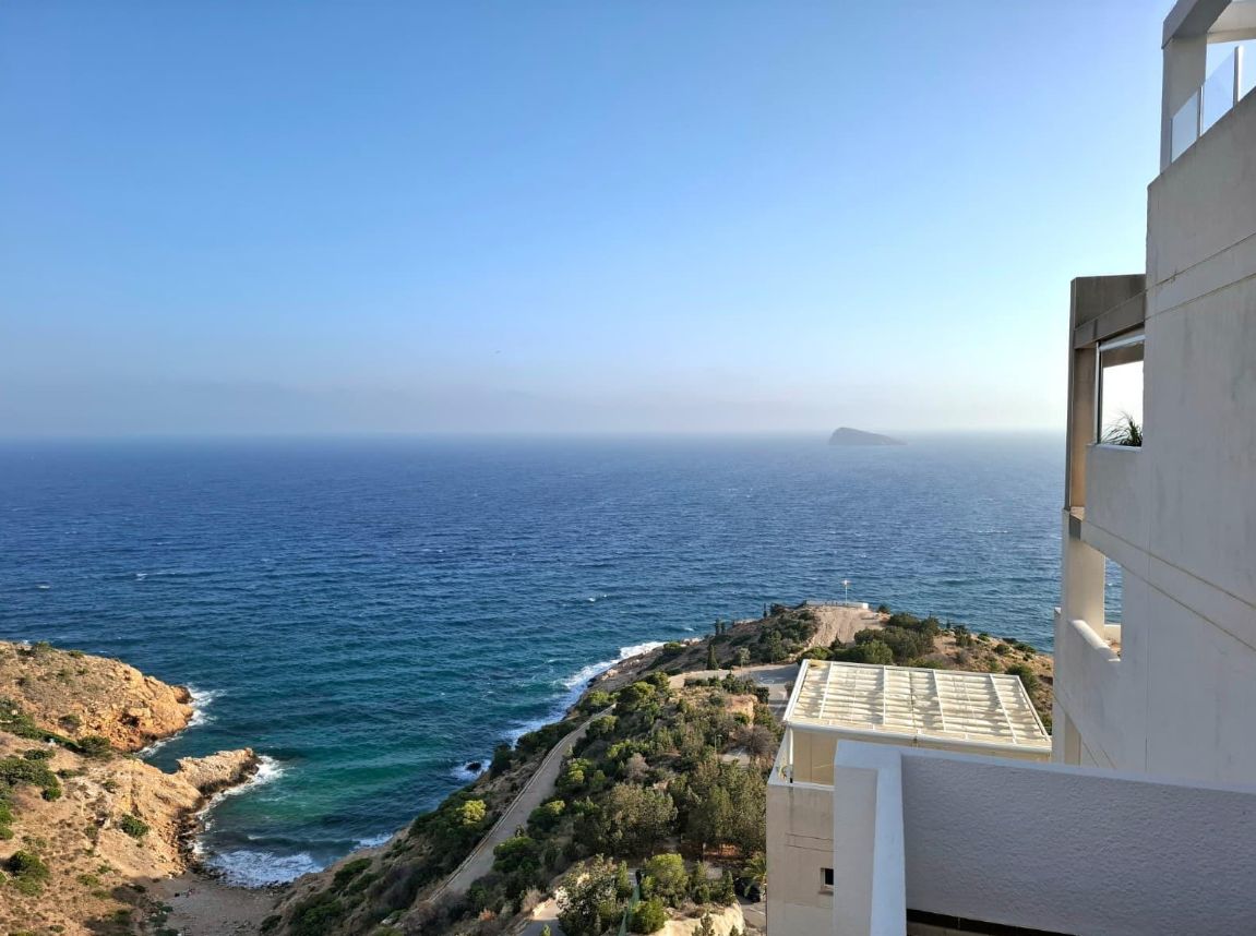 Ático de dos plantas con jacuzzi y una magnífica terraza solárium en Benidorm