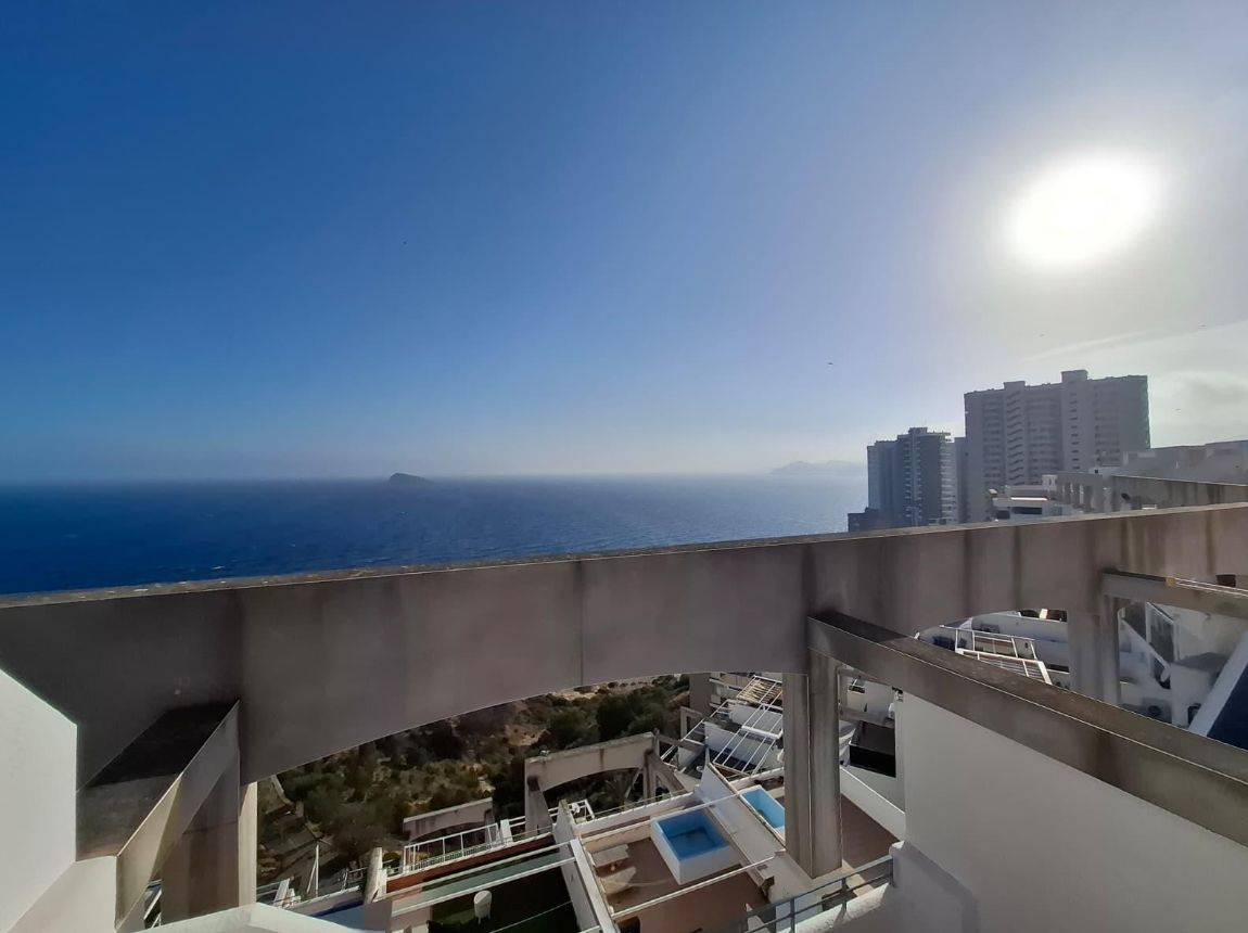 Ático de dos plantas con jacuzzi y una magnífica terraza solárium en Benidorm