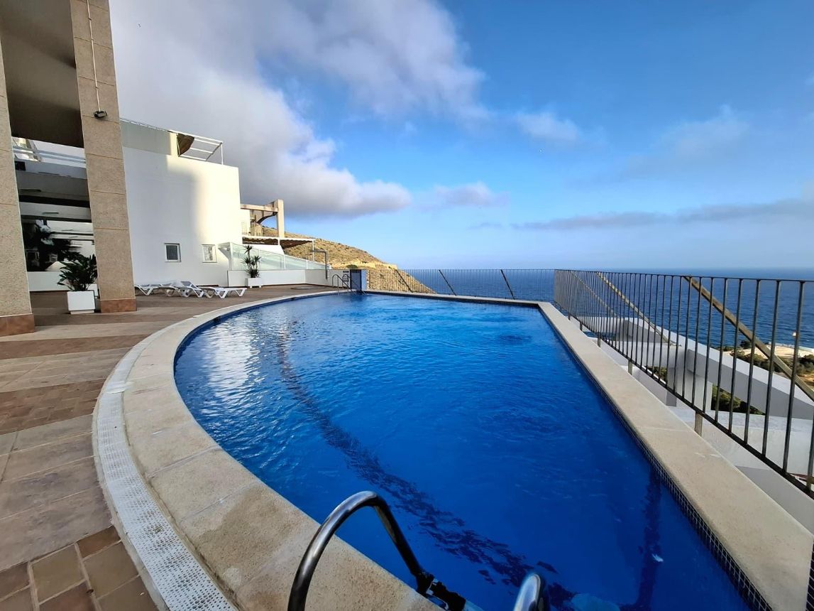 Ático de dos plantas con jacuzzi y una magnífica terraza solárium en Benidorm