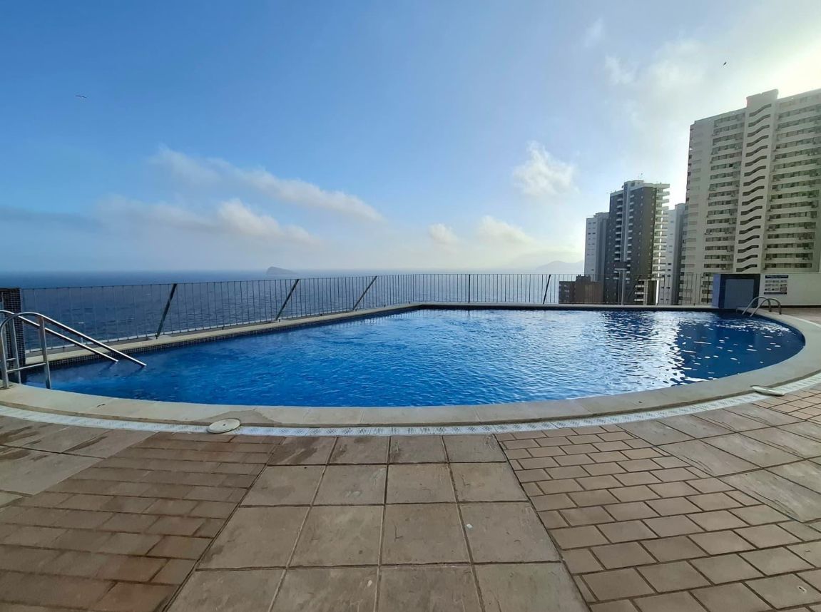 Ático de dos plantas con jacuzzi y una magnífica terraza solárium en Benidorm