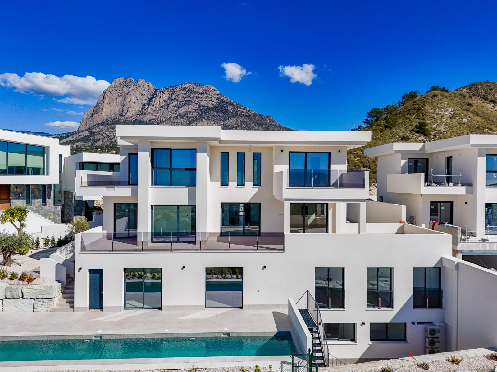 Villa Rey Felipe en urbanización Sea Hills De Finestrat.