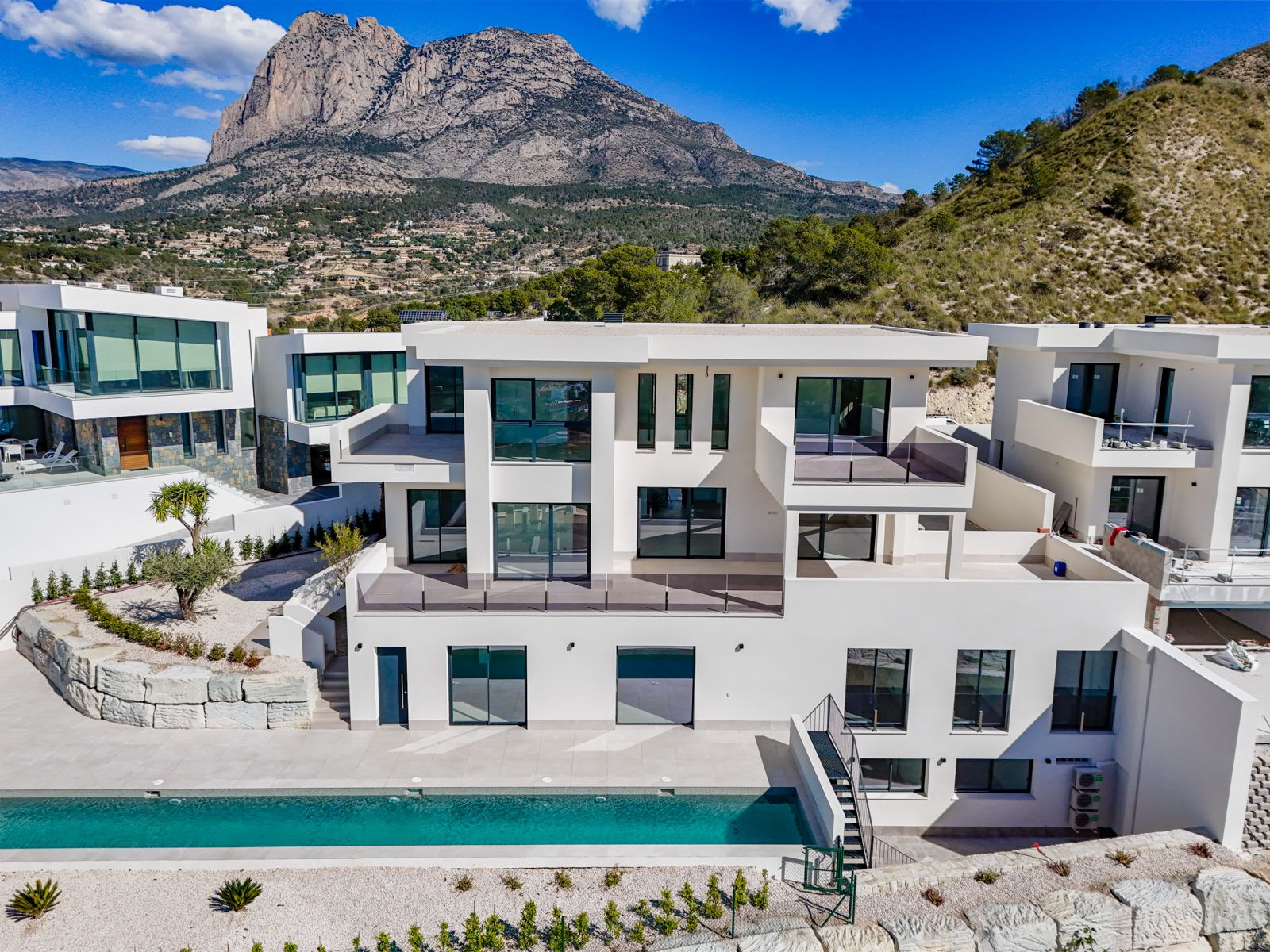 Villa Rey Felipe en urbanización Sea Hills De Finestrat.