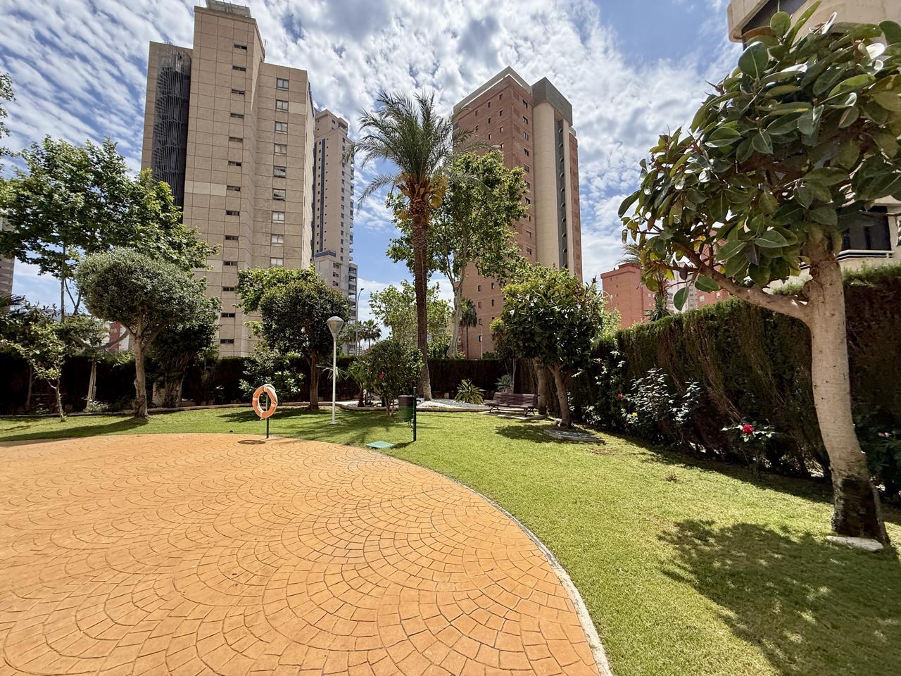 Piso en Benidorm en planta 16 con garaje.