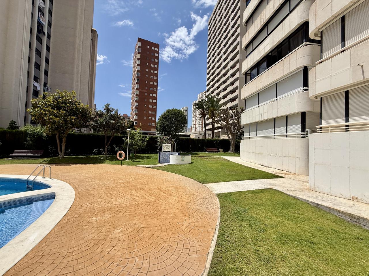 Piso en Benidorm en planta 16 con garaje.