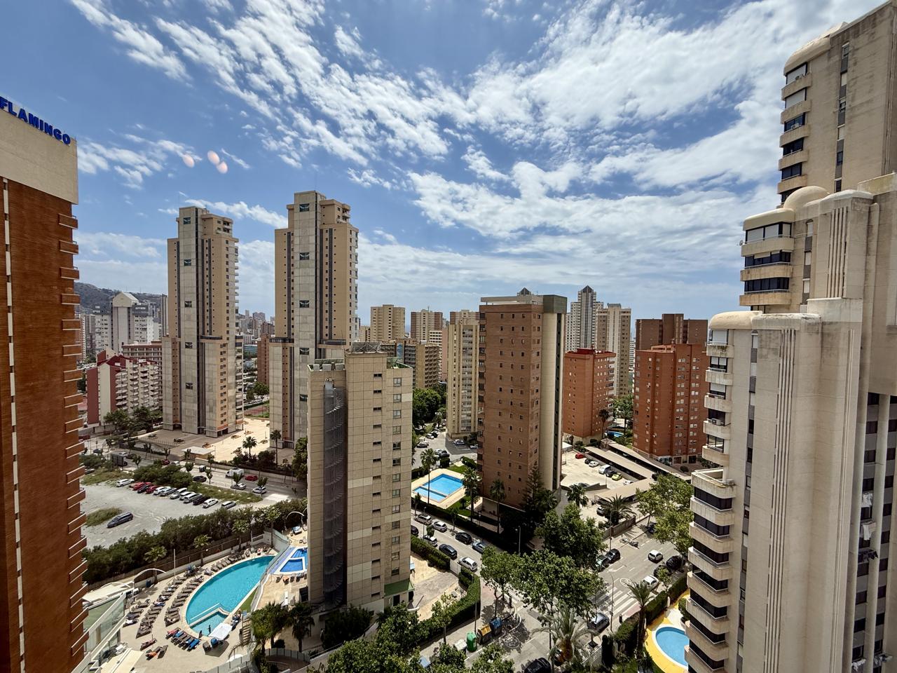 Piso en Benidorm en planta 16 con garaje.