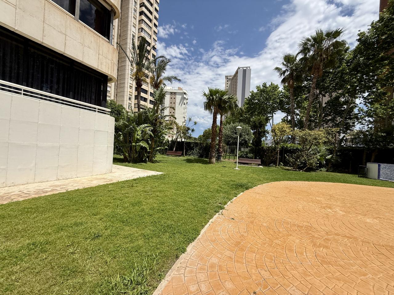Piso en Benidorm en planta 16 con garaje.