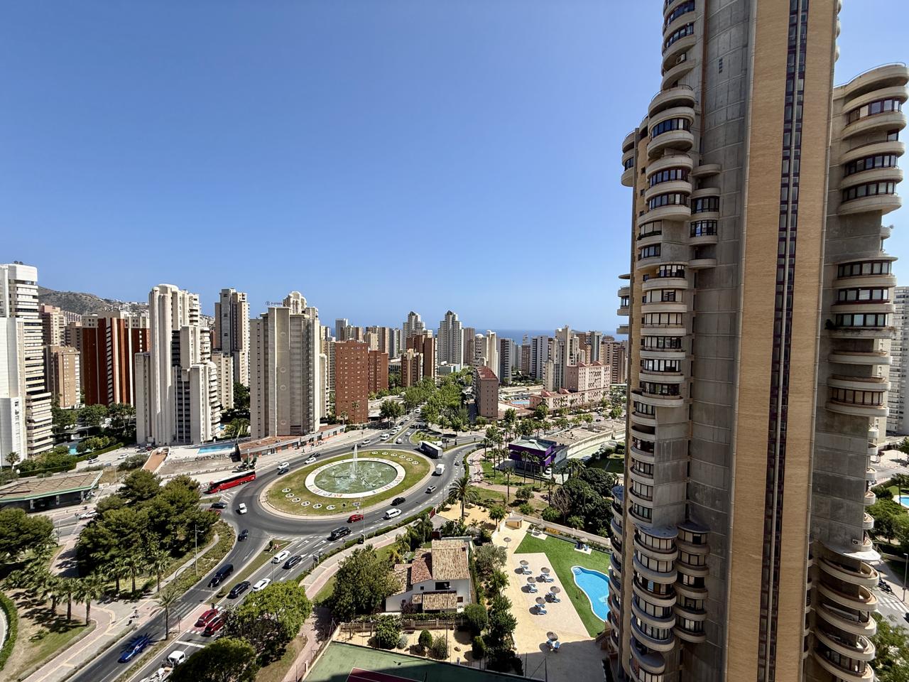 Piso en Benidorm con garaje y trastero. Vistas al mar y excelente ubicacion.