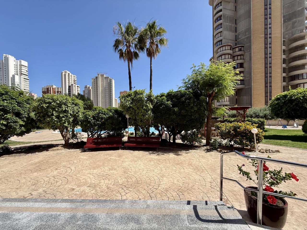 Piso en Benidorm con garaje y trastero. Vistas al mar y excelente ubicacion.