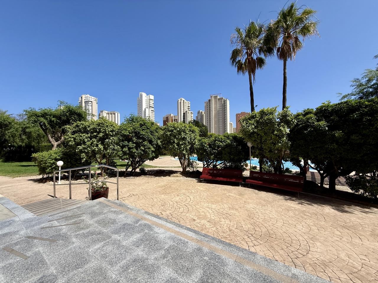 Piso en Benidorm con garaje y trastero. Vistas al mar y excelente ubicacion.