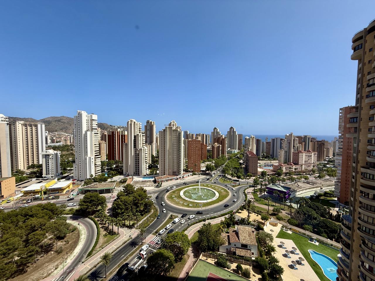 Piso en Benidorm con garaje y trastero. Vistas al mar y excelente ubicacion.