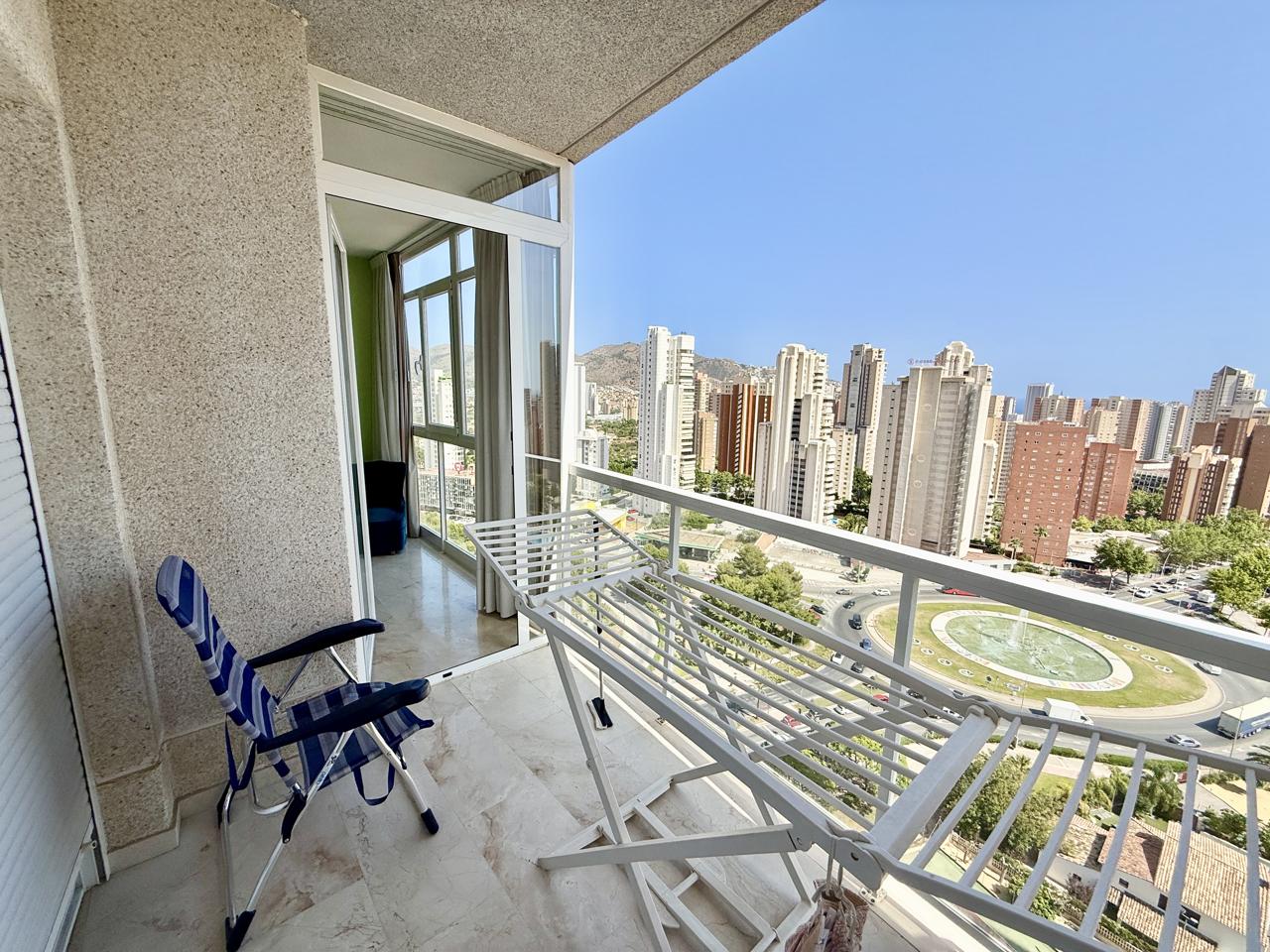 Piso en Benidorm con garaje y trastero. Vistas al mar y excelente ubicacion.