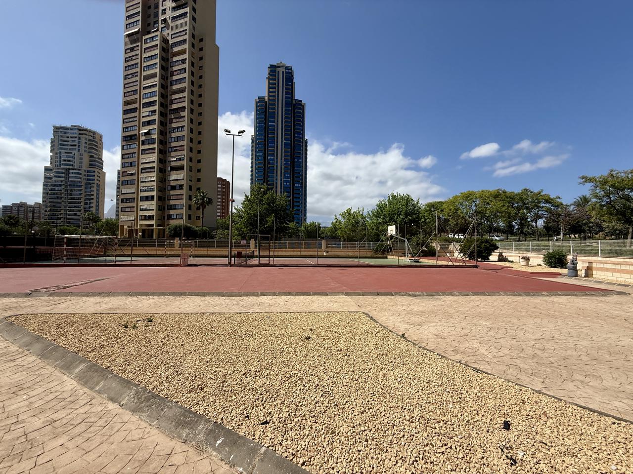 Piso en Benidorm con garaje y trastero. Vistas al mar y excelente ubicacion.