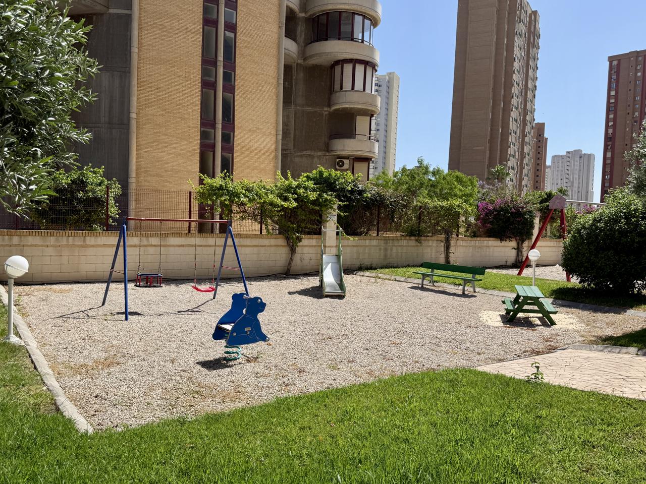 Piso en Benidorm con garaje y trastero. Vistas al mar y excelente ubicacion.